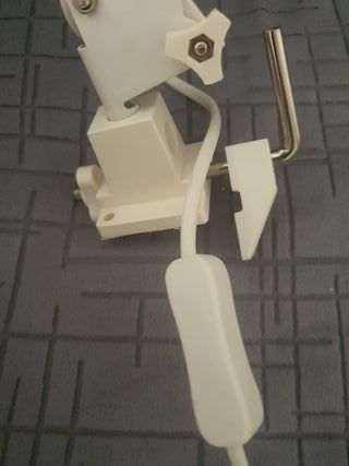 Lámpara de escritorio blanca articulada
