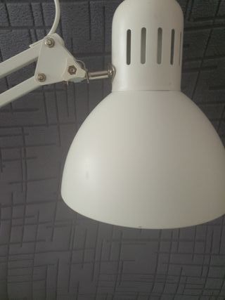 Lámpara de escritorio blanca articulada