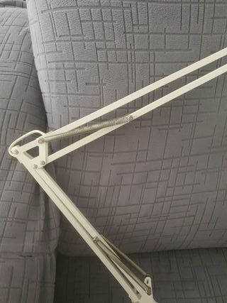 Lámpara de escritorio blanca articulada