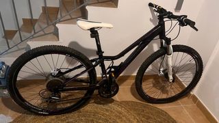 Bicicleta Giant Negra y Morada