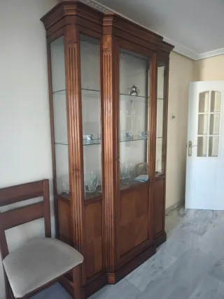 Vitrina de madera y cristal