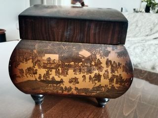 Caja baúl decorativo de madera.