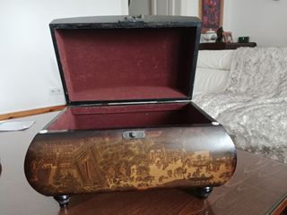 Caja baúl decorativo de madera.