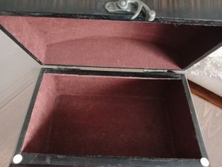 Caja baúl decorativo de madera.