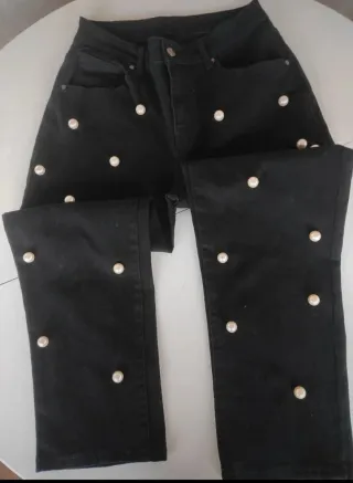 Bonito Pantalón Vaquero Negro con Perlitas Blancas
