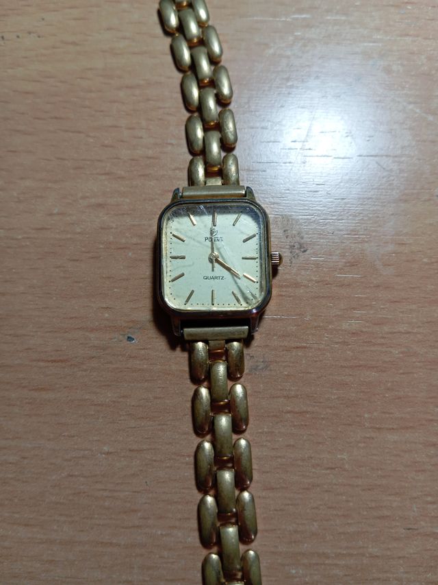 Reloj de pulsera dorado no es oro