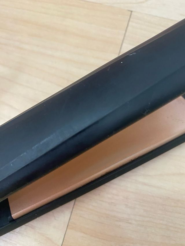 Plancha de pelo negra y dorada