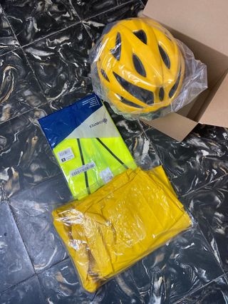 casco de bicicletas 
y topa de lluvia
gafas negra 