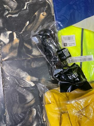 casco de bicicletas 
y topa de lluvia
gafas negra 