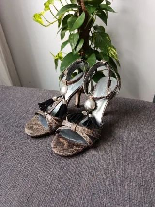 Sandalias de tacón con estampado de serpiente