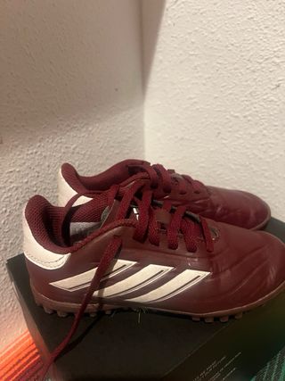 Botas multitaco fútbol niño Adidas rojas número 29