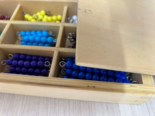 Caja de madera con cuentas de colores