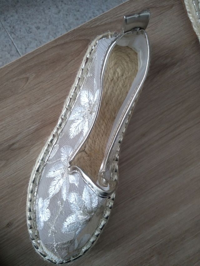 Zapatillas doradas y blancas