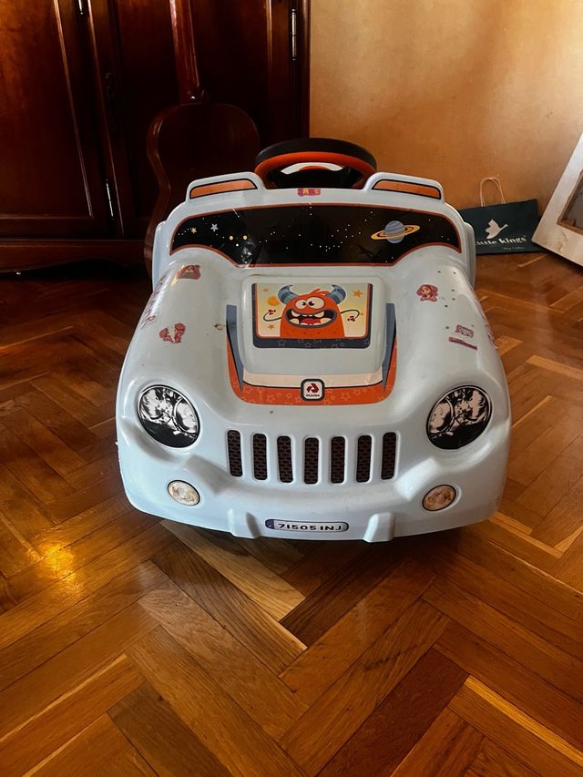 Coche eléctrico infantil con diseño de monstruo