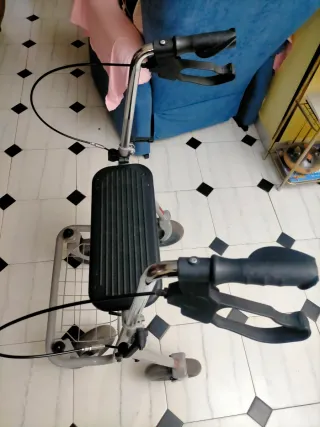 Andador para mayores con asiento y cesta.