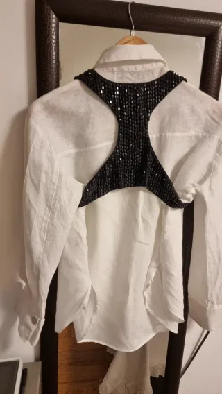Ropa negra con pedrería 