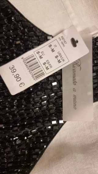 Ropa negra con pedrería 