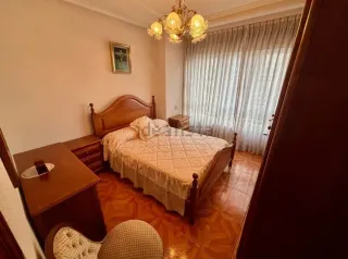 Letto da 135 cm con tavoli, infonier e specchio 