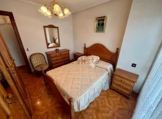 Letto da 135 cm con tavoli, infonier e specchio 