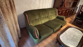 Divano vintage verde muschio. Stile retrò e molto comodo