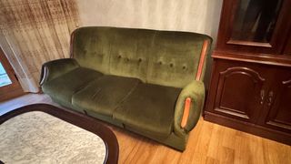 Divano vintage verde muschio. Stile retrò e molto comodo