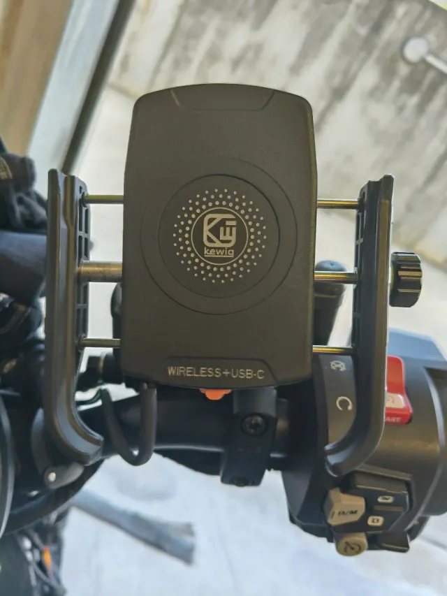 Supporto telefono moto wireless + USB-C