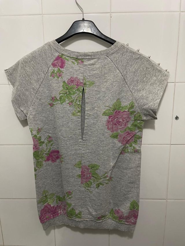 Maglia donna con rose e borchie