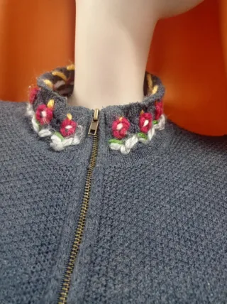 Chaqueta gris bordada