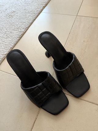 Sandalias de tacón negras acolchadas 8 cm