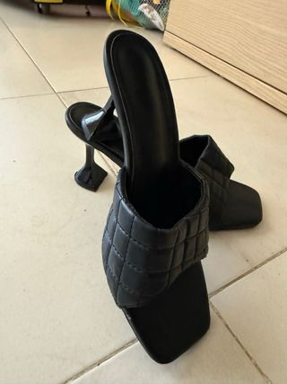 Sandalias de tacón negras acolchadas 8 cm