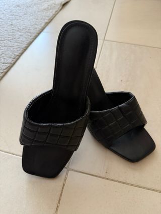 Sandalias de tacón negras acolchadas 8 cm