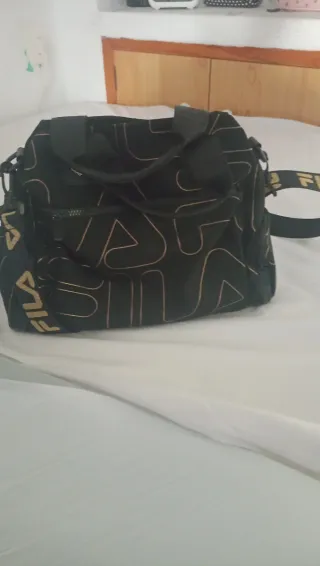 Bolso Fila Negro y Dorado