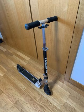 Patinete plegable Tijuana negro y plateado.