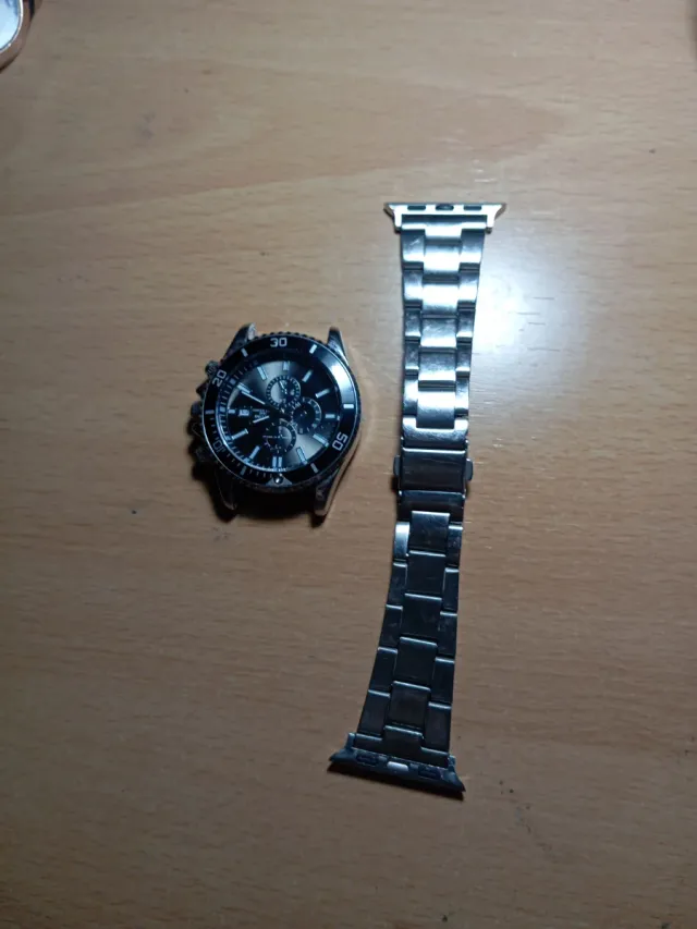 Reloj de pulsera plateado y negro