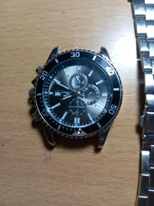 Reloj de pulsera plateado y negro