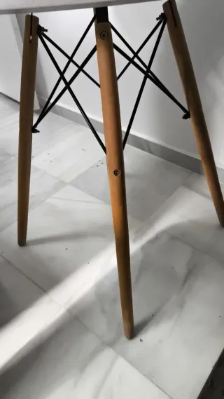 Mesa redonda blanca de madera