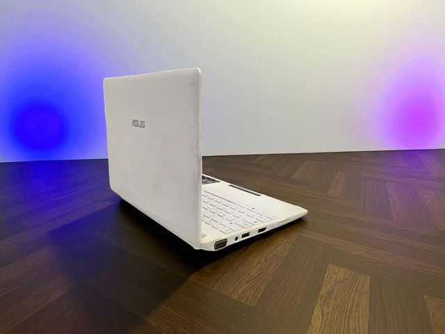 Laptop Asus 10 Intel Atom 1GB RAM Nero