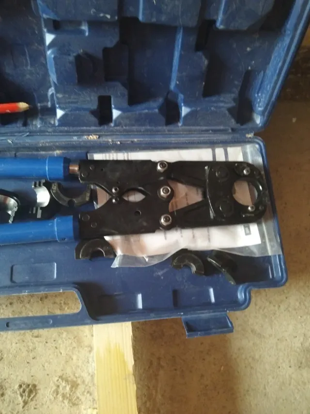 Herramienta multicapa para fontanería