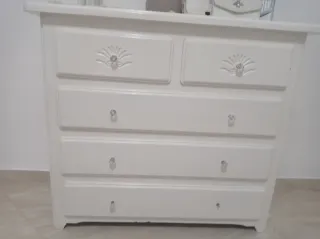 Cajonera blanca con tiradores de cristal