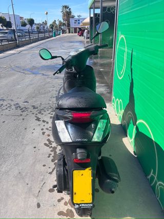 Moto Piaggio Zip Negra