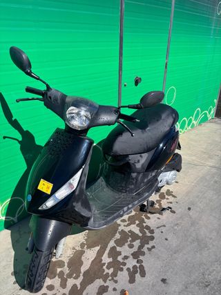 Moto Piaggio Zip Negra