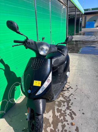 Moto Piaggio Zip Negra