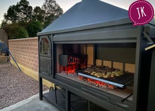 Barbecue in metallo e legno