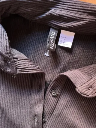 Vestido negro sin mangas con cuello polo