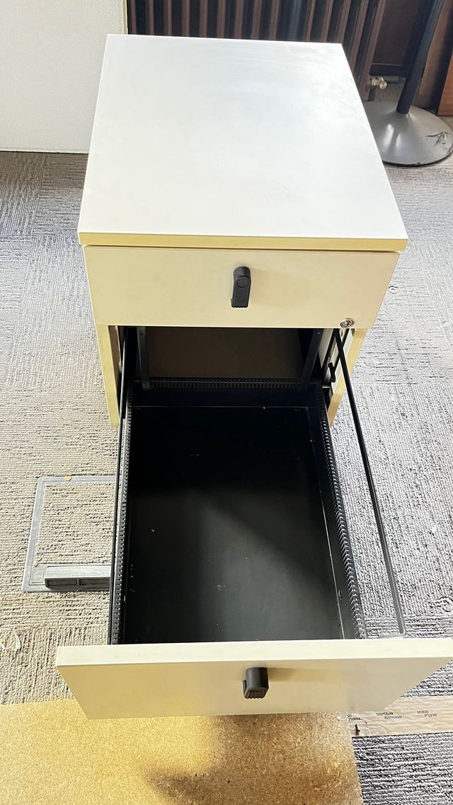 Cajonera de oficina blanca