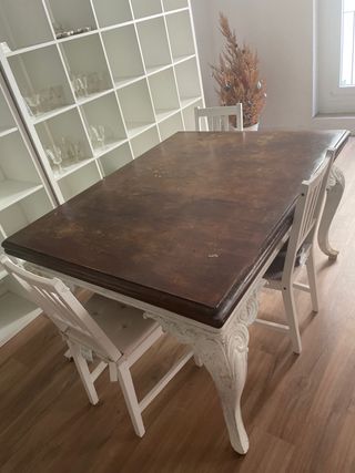 Mesa de comedor de madera