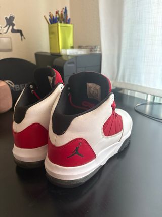 Zapatillas Jordan Rojas y Blancas