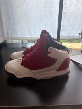 Zapatillas Jordan Rojas y Blancas