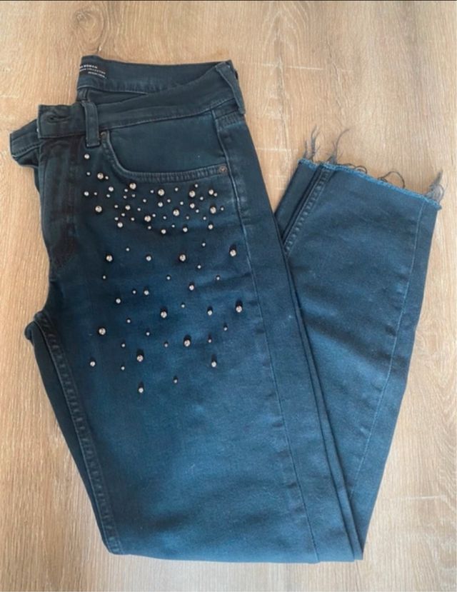 Vaqueros con abalorios tobilleros