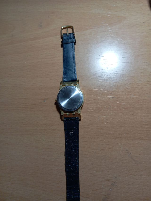 Reloj de pulsera dorado y negro